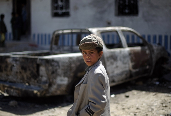 Savaşın ortasında çaresiz kalan Yemenliler büyük bir insani krizle boğuşuyor. On binlerce kişi hayatını kaybetti, halen yüz binlerce çocuk açlıktan ölme riskiyle karşı karşıya. Fotoğraf: AP